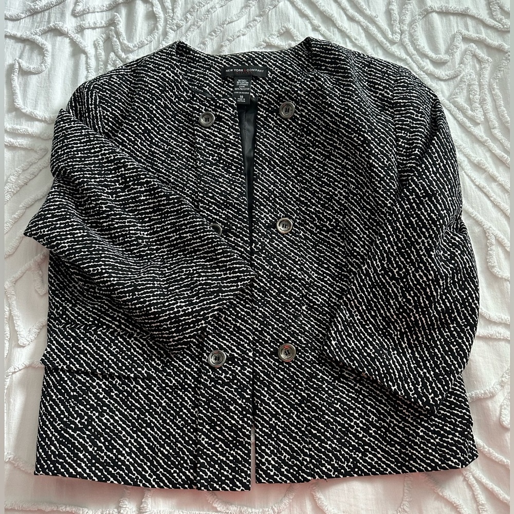 Cropped black and white jacket